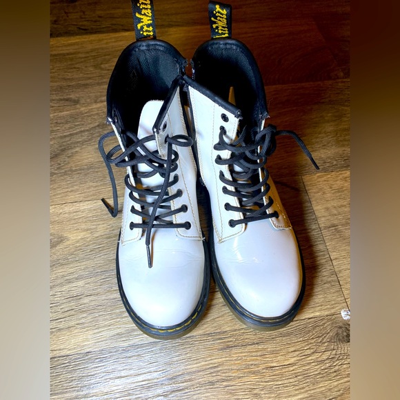 Dr. Martens Shoes - VGUC White Dr. Martens Boots Women’s Size 5/Men’s Size 4 Big Kid